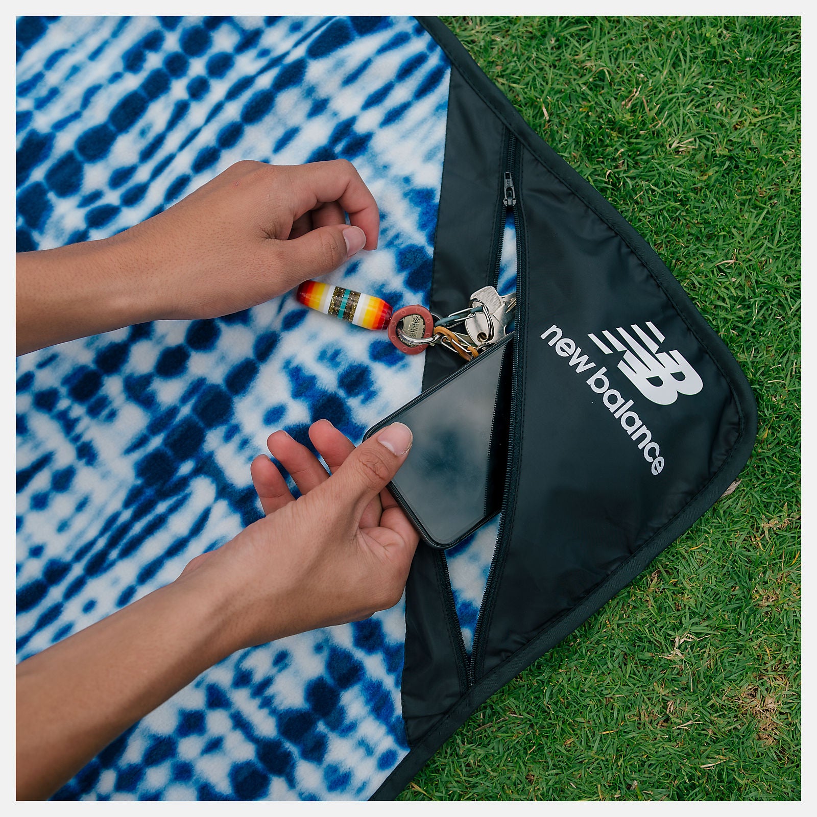 Slowtide X New Balance Camp Blanket | New Balance Accessories Indigo/White - Women/Men