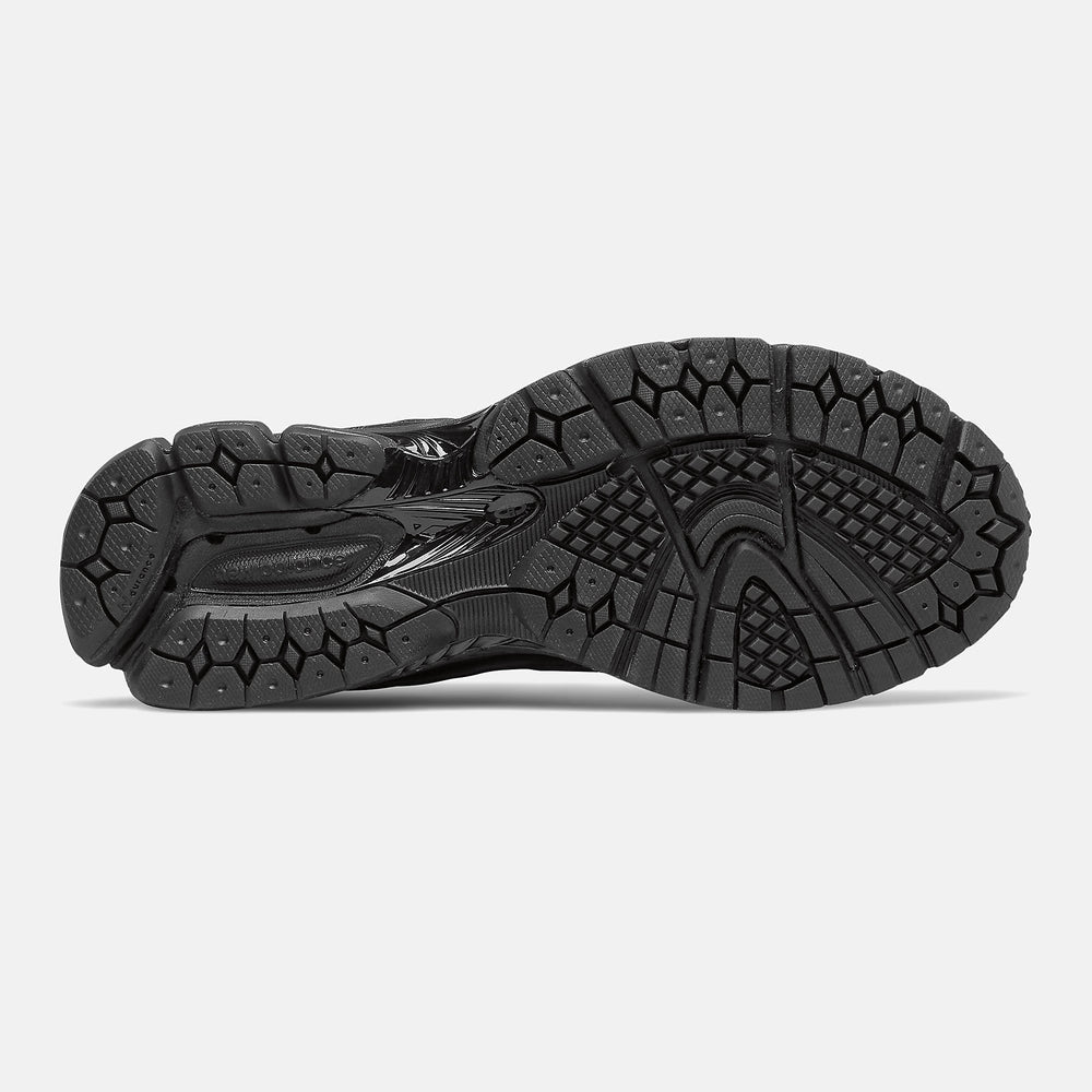 2002R | New Balance Shoes Black/Silver Metallic - Men